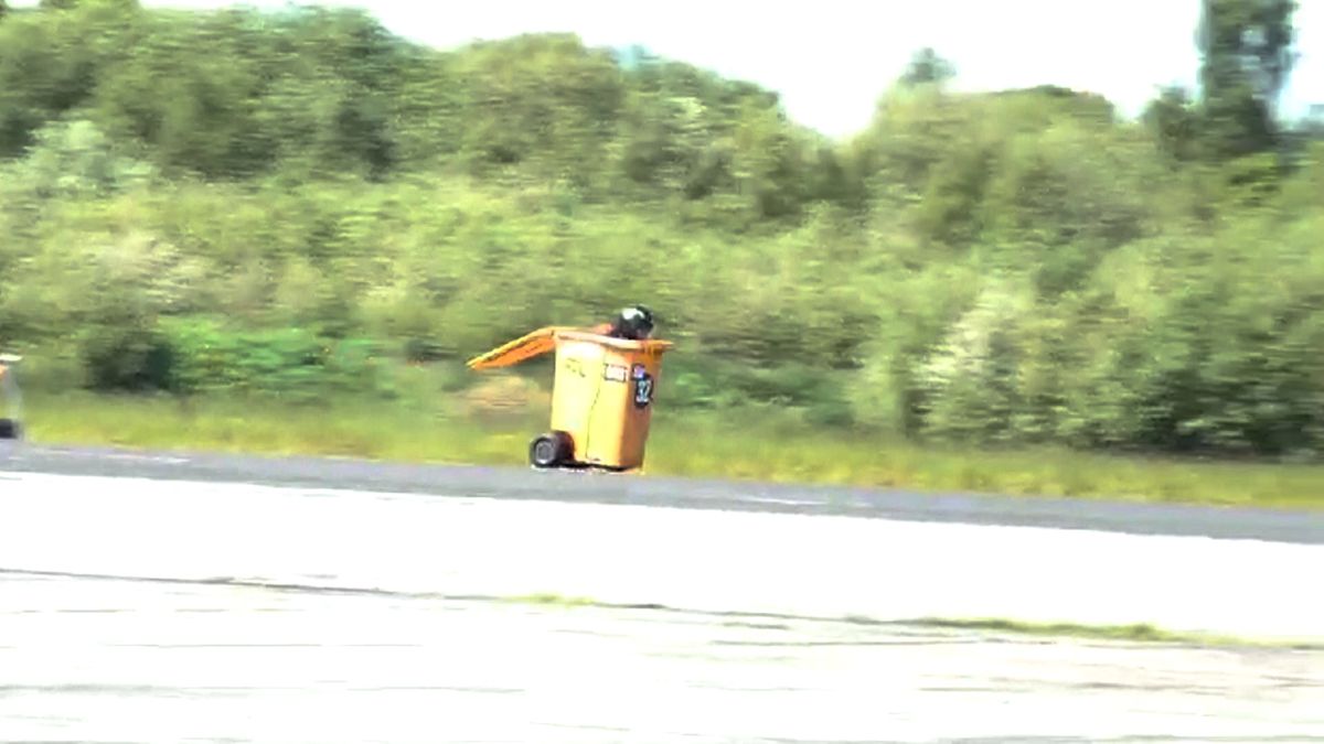 Inženýr uháněl v motorizované popelnici rychlostí skoro 90 km/h
